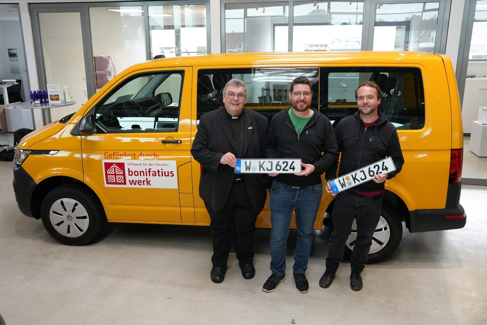 Bonifatiuswerk-Generalsekretär Monsignore Georg Austen (l.) übergibt den neuen BONI-Bus an (von links): Daniel Hermanns, Einrichtungsleiter, und Julian Prete, Fachbereichsleiter. (Foto: Simon Helmers) (c) Simon Helmers