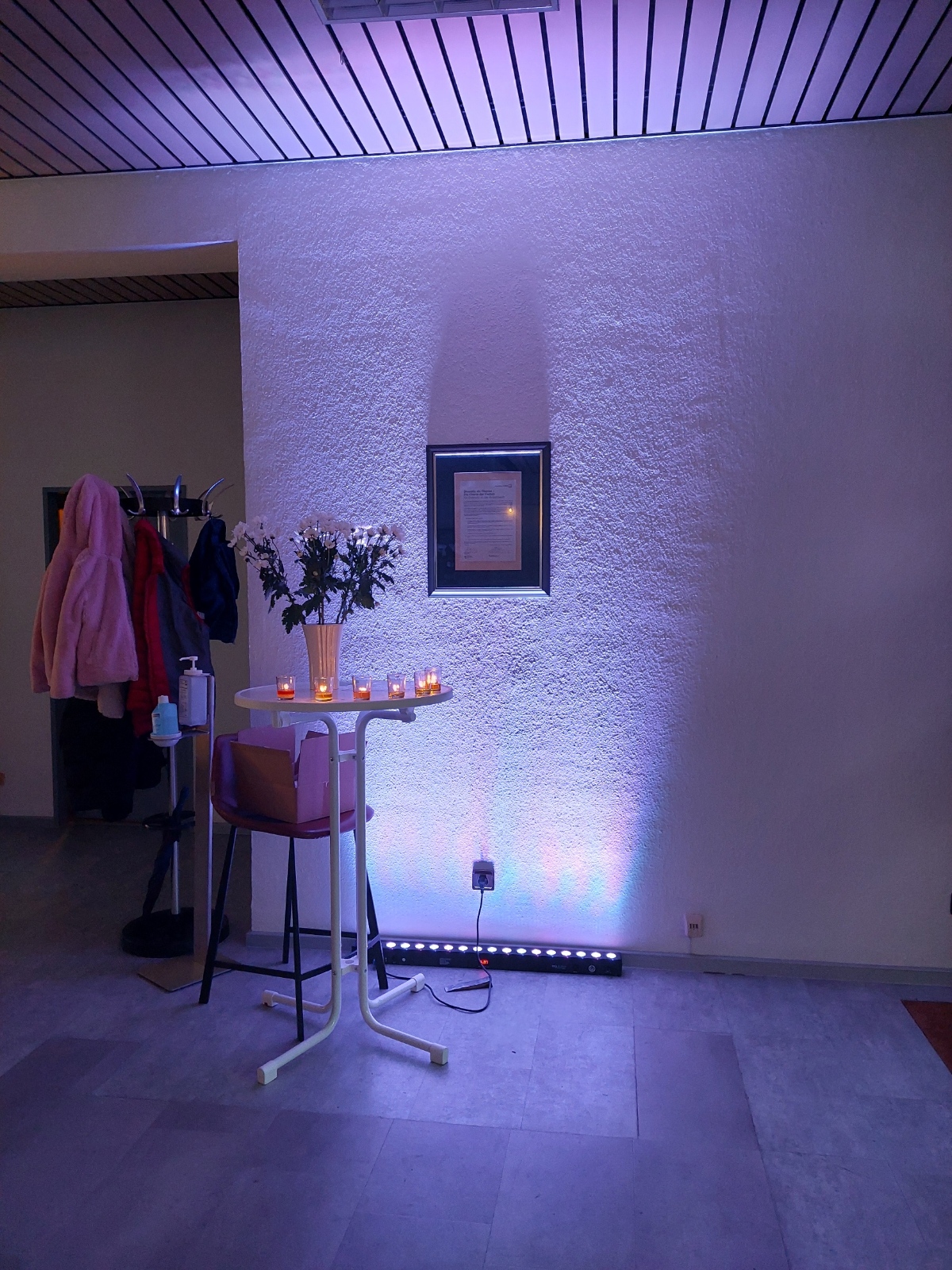 Friedenslicht und Dankeblumen wohnzimmer 2024
