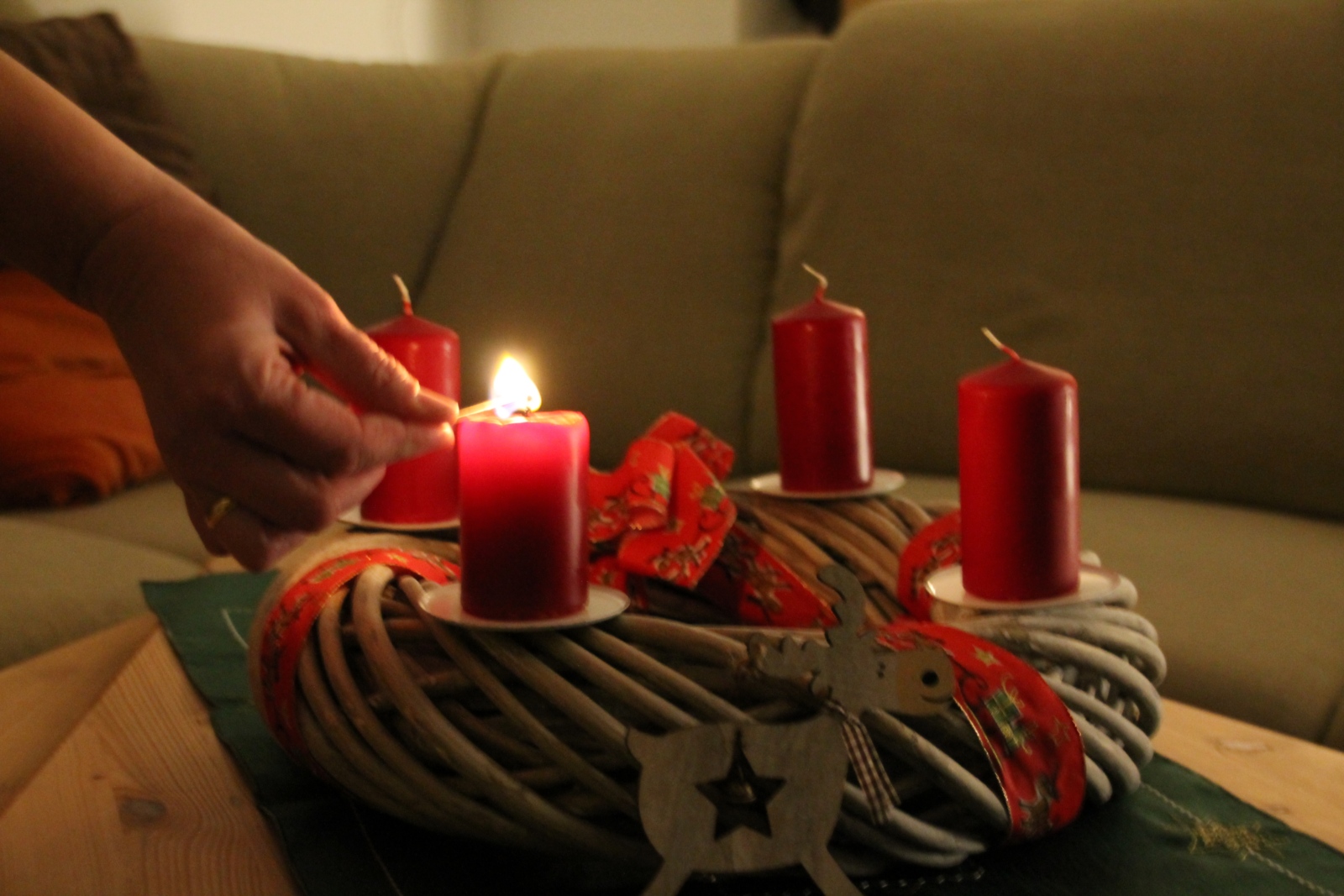 Adventskranz - die erste Kerze brennt Erzbistum Köln (c) Axler